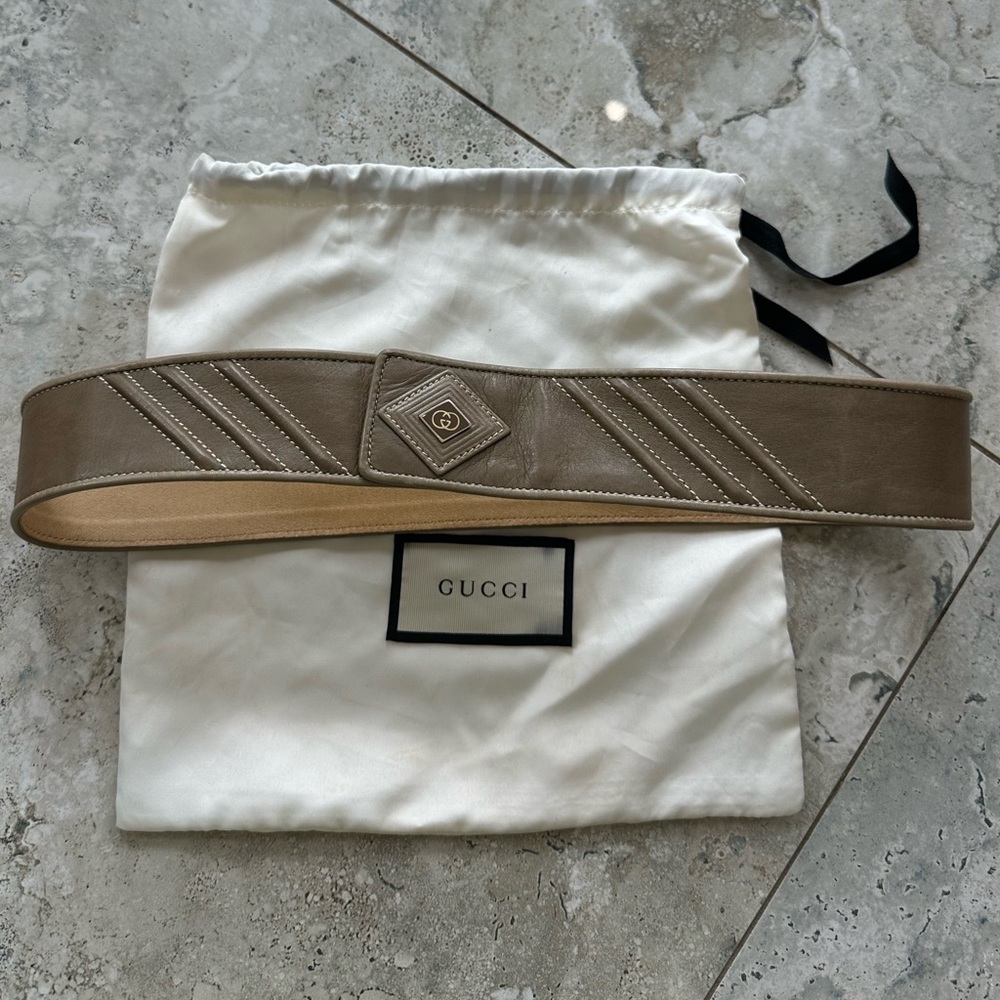 Vintage Guccy belt. Beige. Size 75-30